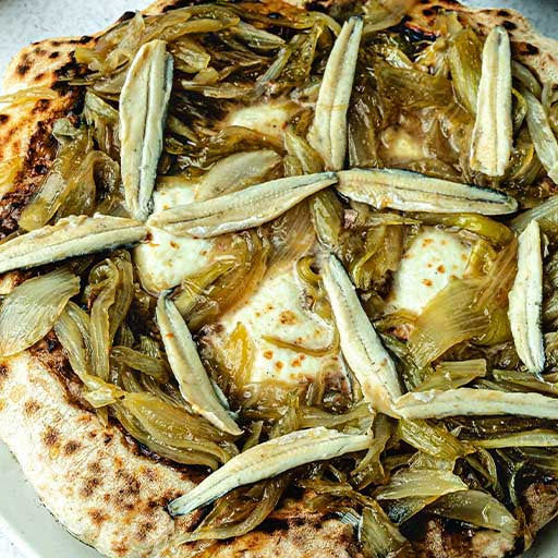 Pizza “Pissaladière” francese con besciamella alle olive, cipolle caramellate, acciughe e mozzarella
