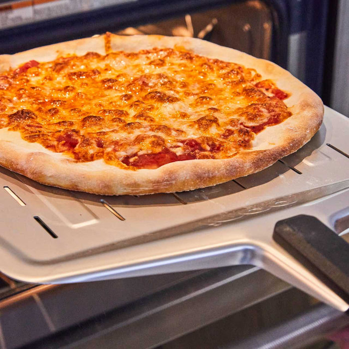 Impasto per pizza classica, cotta con la piastra per pizza in acciaio Ooni 13