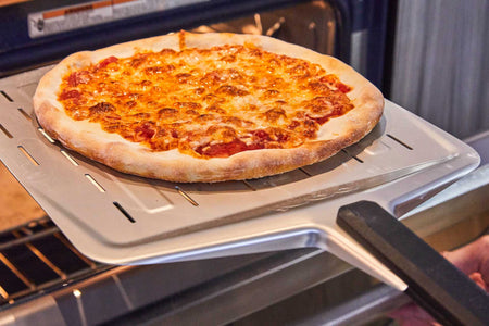 Ricetta Impasto per pizza classica, cotta con la piastra per pizza in  acciaio Ooni 13 — Ooni IT