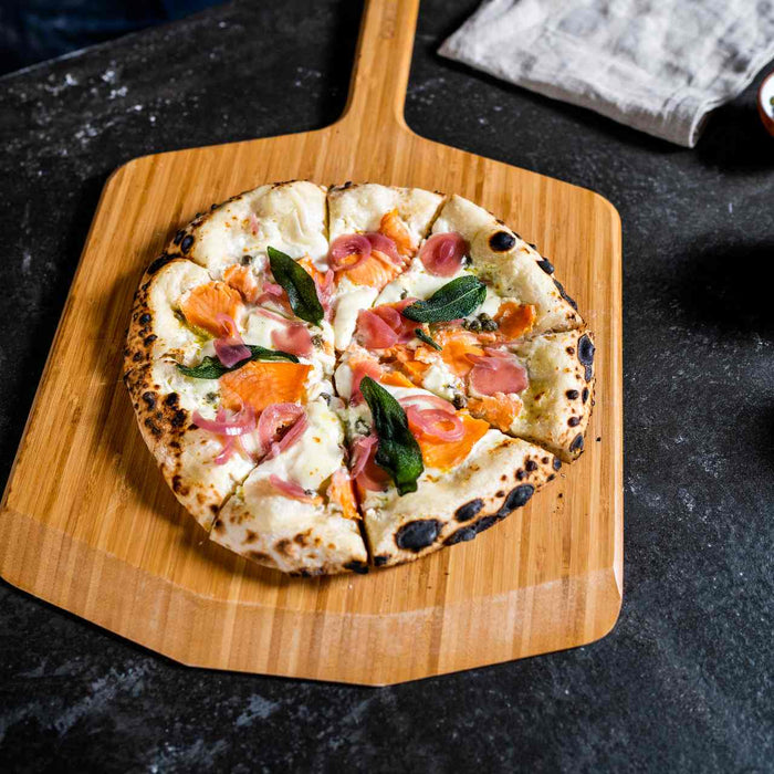 Pizza finlandese “Beezer” con salmone, capperi, cipolle sott'aceto e crème fraîche