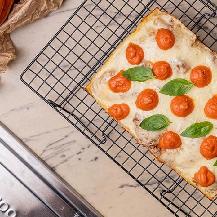 Pizza Detroit Style con peperoni, pecorino e provola silana