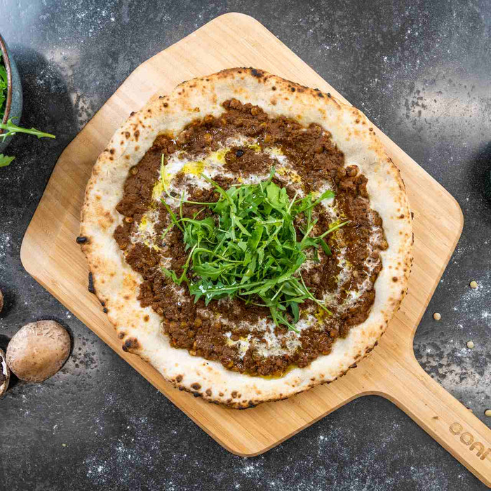 Omaggio a Ottolenghi: pizza al "ragù" di funghi con crema di anacardi e rucola