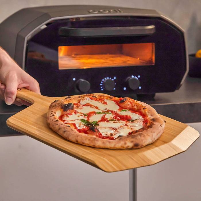 Pizza in stile napoletano cotta con il forno elettrico Ooni Volt 12