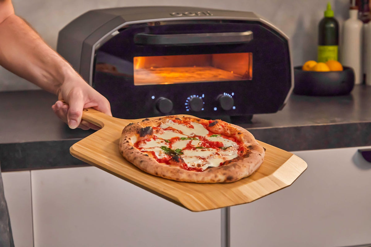Pizza in stile napoletano cotta con il forno elettrico Ooni Volt