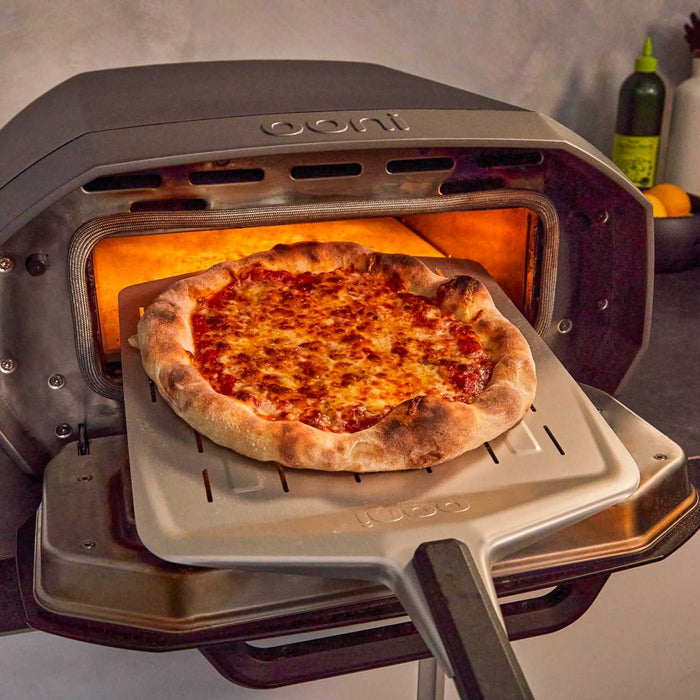 Pizza al formaggio “New York style” cotta nel forno per pizza elettrico Ooni Volt 12