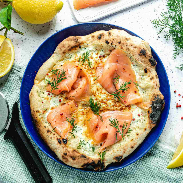 Pizza di ispirazione nordica con salmone, aneto e crème fraîche
