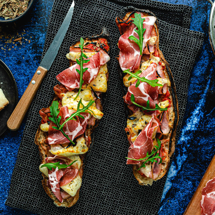 Bruschetta tipica della Corsica con formaggio e salumi corsi.