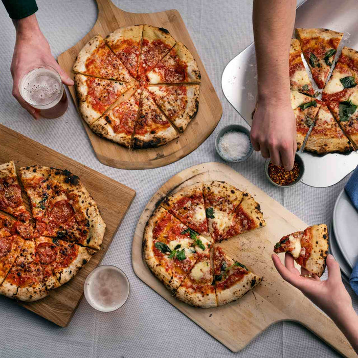 Come preparare la pizza per tante persone: consigli per cuocere più pizze e farsi perdonare le figuracce