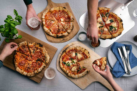 Come preparare la pizza per tante persone: consigli per cuocere più pizze e farsi perdonare le figuracce
