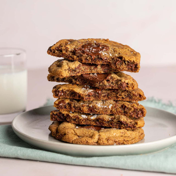 Biscotti cookie con gocce di cioccolato, cotti nel forno Ooni Volt