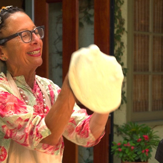 La chef statunitense Nancy Silverton stende una pizza accanto al suo forno Ooni.