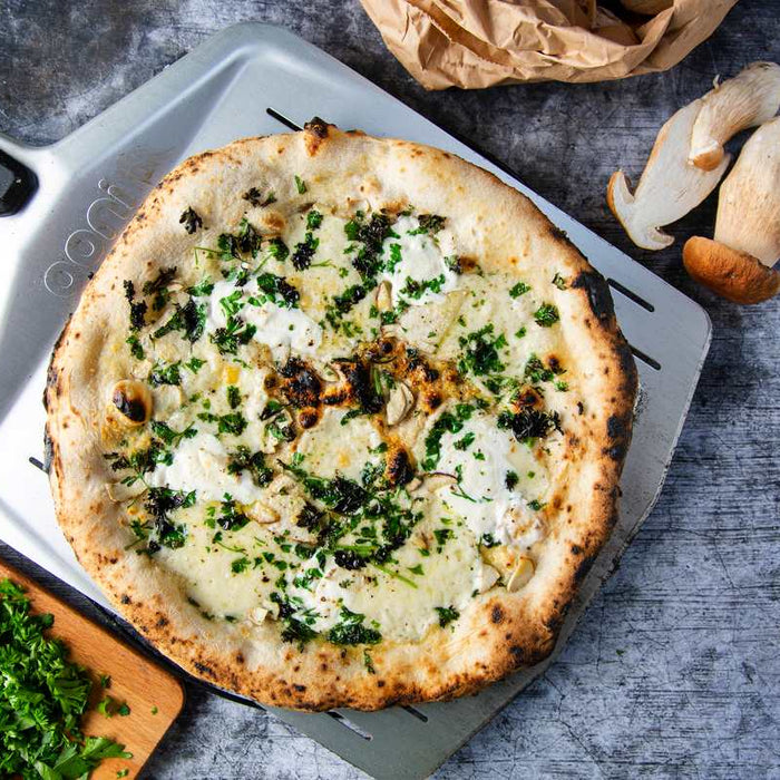 Pizza ai porcini e provolone