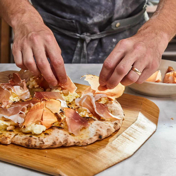 Tartine di pizza con ricotta, speck e mandorle Marcona