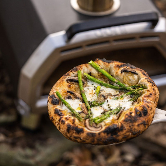 Pizza bianca con asparagi, funghi prataioli e timo