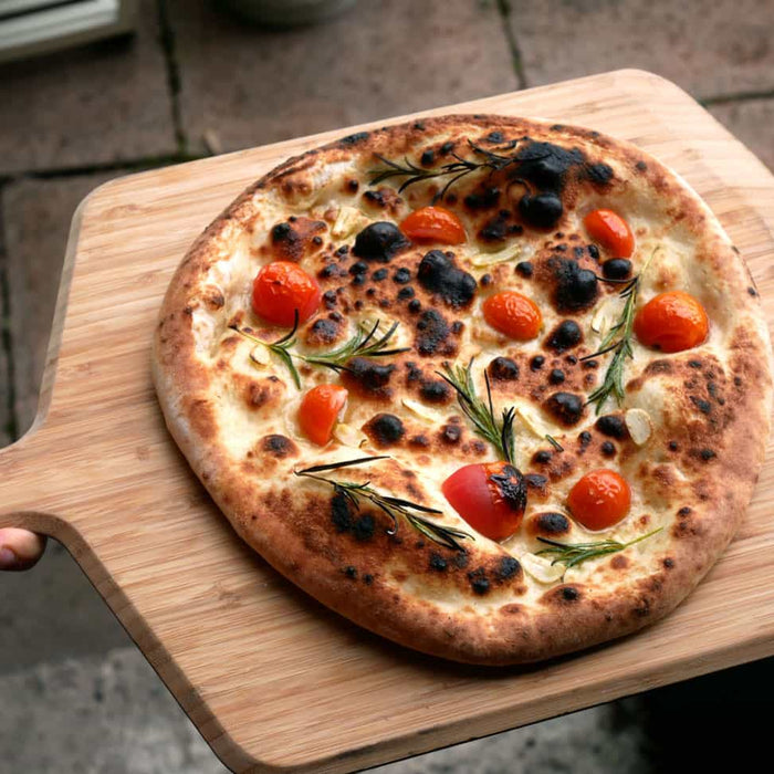 Focaccia con pomodori ciliegini e rosmarino