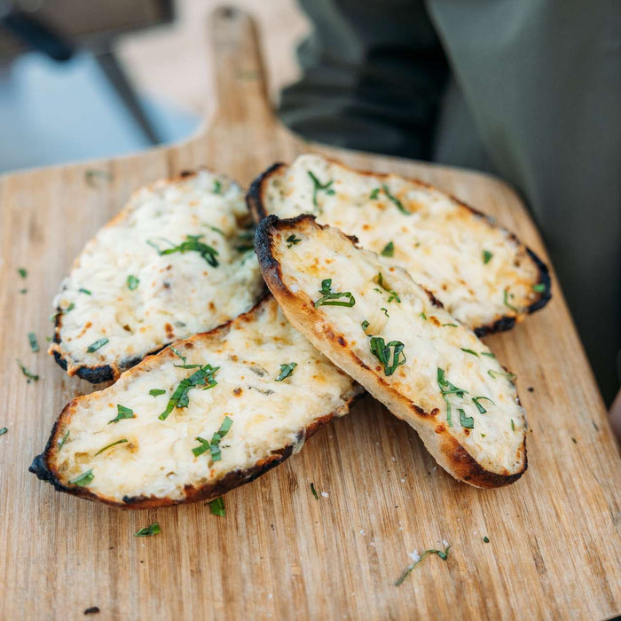 Impasto della pizza avanzato? Puoi preparare dell’ottimo pane o dei panini all’aglio con formaggio