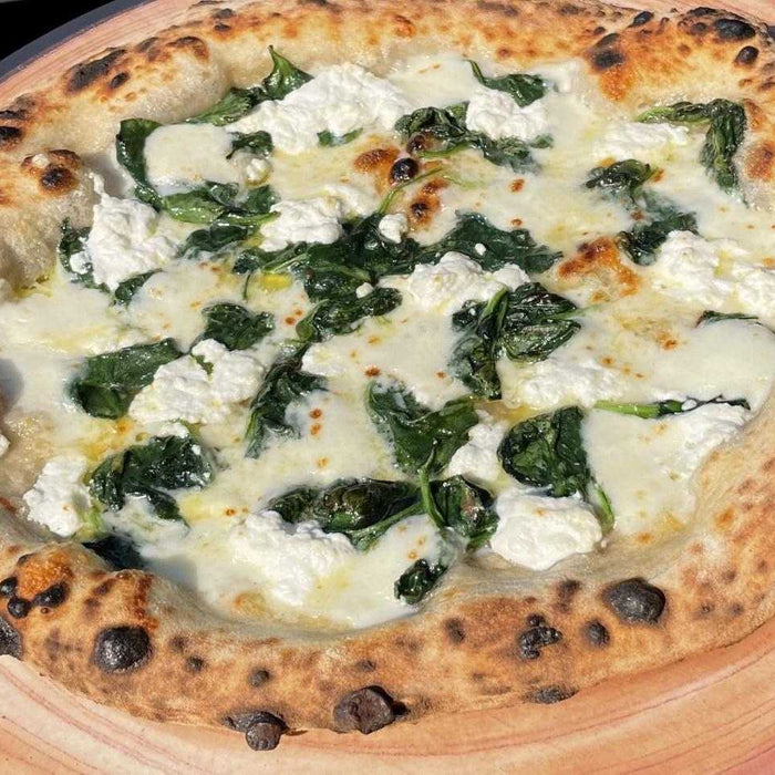 Pizza bianca ai quattro formaggi con spinaci saltati all’aglio