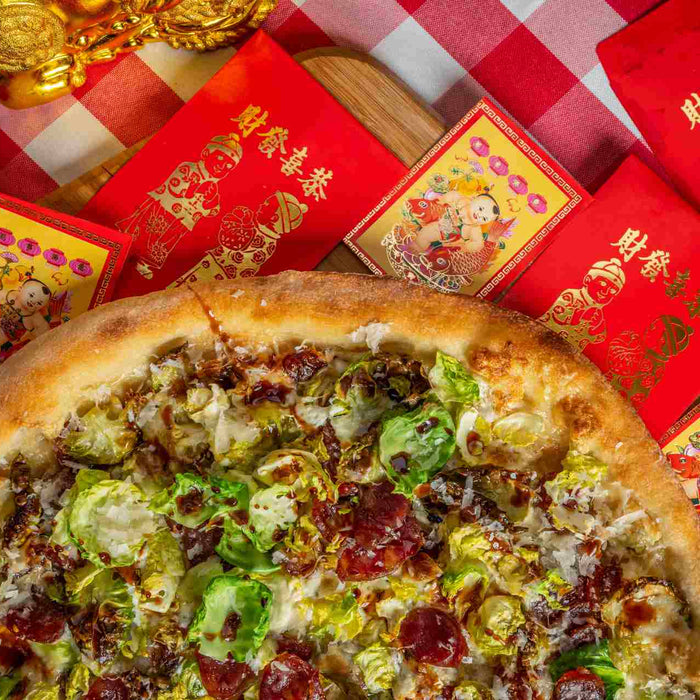 Pizza su tradizionali buster rosse del Capodanno cinese