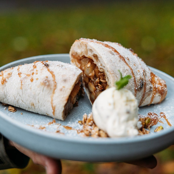 Calzone dolce con crumble di mele e pere