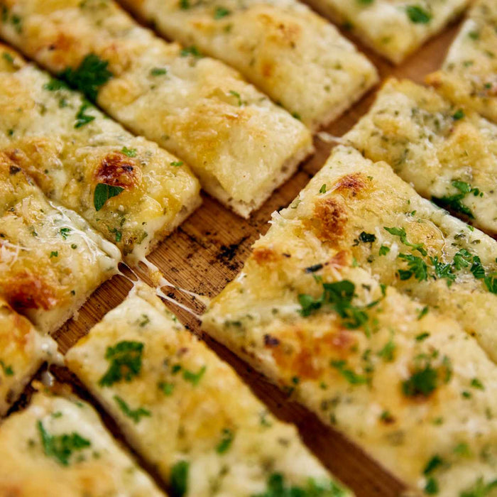 Bastoncini di pane all'aglio e formaggio con salsa donair