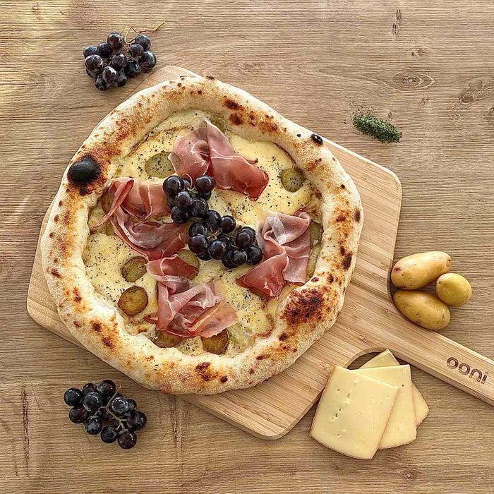 Pizza con formaggio raclette