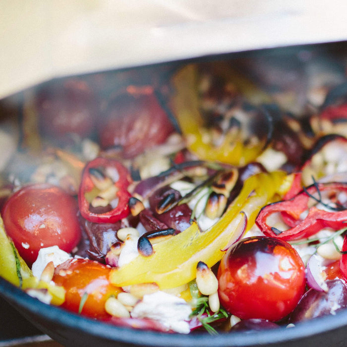 Peperoni arrostiti, cipolla rossa e pomodori con feta