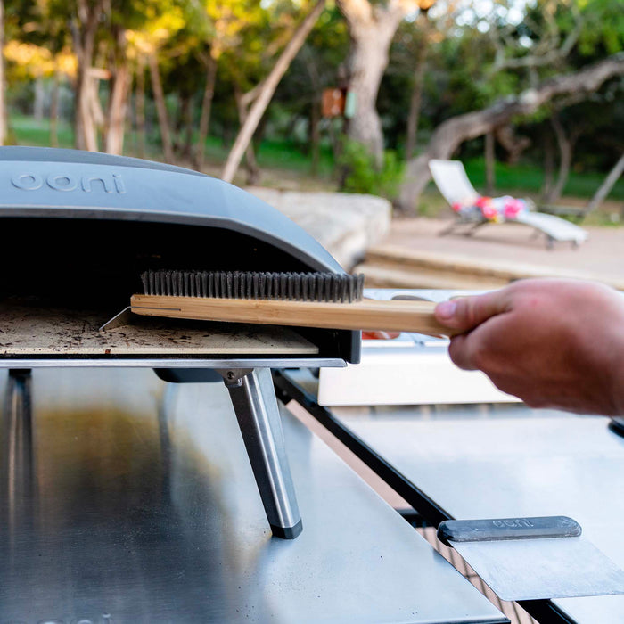 Ooni Pizza Oven Brush and Turning Peel Bundle | Clicca su questa immagine per aprire la modalità galleria immagini del prodotto. La modalità galleria immagini del prodotto consente di ingrandire le immagini.