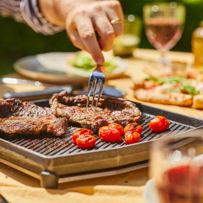 Ooni Dual-Sided Grizzler Plate and Cast Iron Skillet Pan Bundle | Clicca su questa immagine per aprire la modalità galleria immagini del prodotto. La modalità galleria immagini del prodotto consente di ingrandire le immagini.