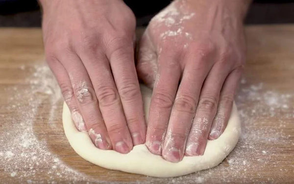 4 semplici passaggi per stendere l'impasto della pizza