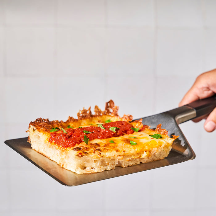 Ooni Pan Pizza Spatula with Detroit Style Pizza | Clicca su questa immagine per aprire la modalità galleria immagini del prodotto. La modalità galleria immagini del prodotto consente di ingrandire le immagini.