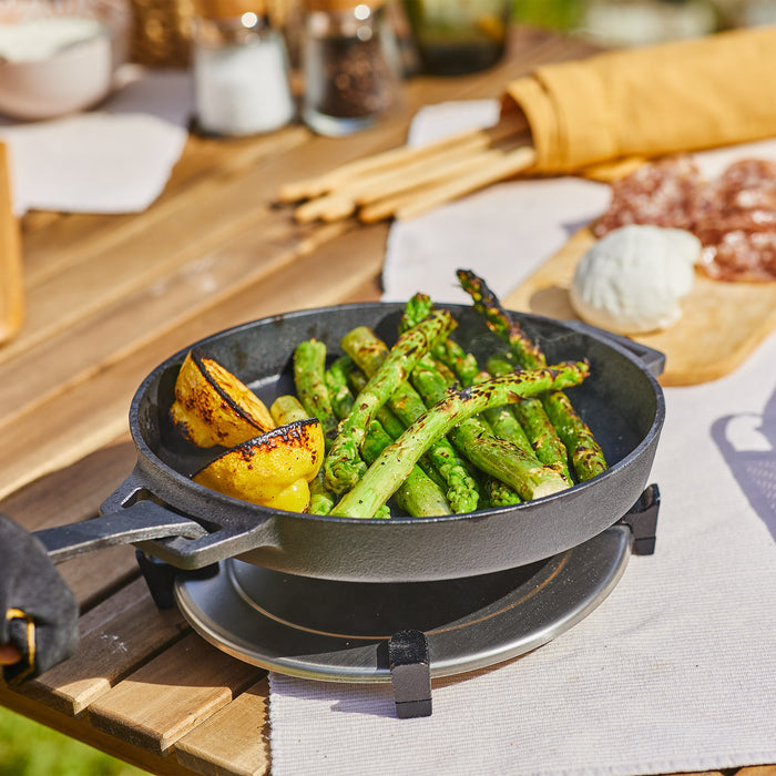 Ooni Dual-Sided Grizzler Plate and Cast Iron Skillet Pan Bundle | Clicca su questa immagine per aprire la modalità galleria immagini del prodotto. La modalità galleria immagini del prodotto consente di ingrandire le immagini.