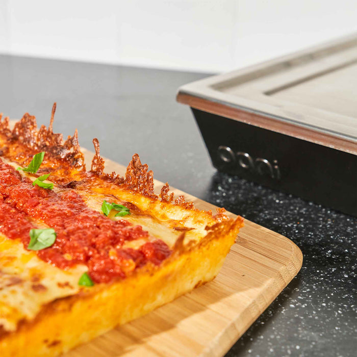 9x6 Detroit-Style Pizza Pan (small) with Detroit-Style Pizza | Clicca su questa immagine per aprire la modalità galleria immagini del prodotto. La modalità galleria immagini del prodotto consente di ingrandire le immagini.