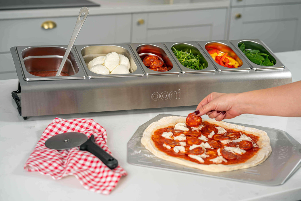 Porta ingredienti da pizzeria Ooni - Ooni Italia | Clicca su questa immagine per aprire la modalità galleria immagini del prodotto. La modalità galleria immagini del prodotto consente di ingrandire le immagini.